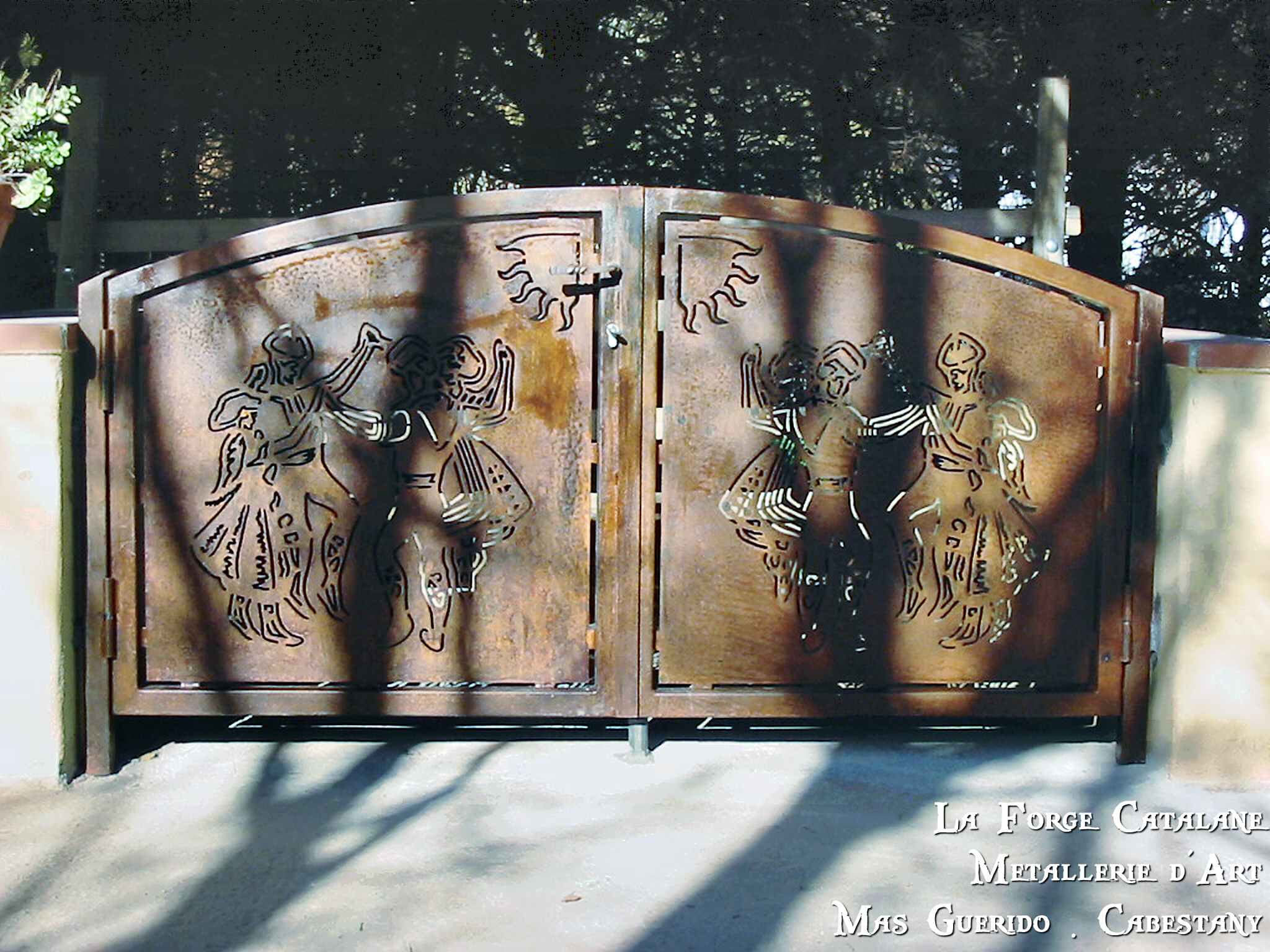 Portillon tole decoupe laser motif personnalise sardane forge catalane.jpg